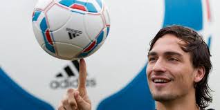 In contrast to the designs for the previous two seasons, derbystar has. Saison 2011 2012 Neuer Einheitsball Fur Die Fussball Bundesliga Www Sn Online De