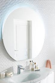 Le Miroir Connecte Qui Apportera A Votre Salle De Bains Design Et Lumiere On Aime Ses Lignes Arrondies Qui Lui Octroie En 2020 Salle De Bain Design Miroir Led Miroir