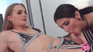 TGIRLS PORNO: Zariah Demonstrates Rachel a Fleshy Bone