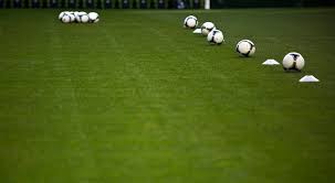 A bola sabe que o médio brasileiro, de 27 anos, tem várias propostas em mãos de clubes da liga e também do estrangeiro. Covid 19 Farense Doa 100 Mil Euros Para Material E Equipamento Hospitalar