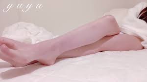 えっちなマンガを読んでムラムラ♡足ピンオナニー♥️ 日本人　素人　個人撮影　知らぬ間にアザできた　あけおめ　今年もよろしくです