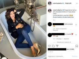 Caterina balivo, back from a typically social year with her podcast ricomincio dal no, is enjoying healthy relaxation by the sea with her family and friends. Caterina Balivo Instagram In Vasca Ma Non E Come Sembra