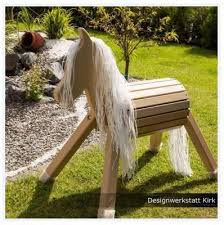 Unser Holzpferd Amadeus Ist Ein Treuer Freund Fur Kleine Und Grosse Reiter Der Aufbau Kann Draussen Im Garten Aber Auch Innen Erfolg Holzpferd Pferd Grundfarben