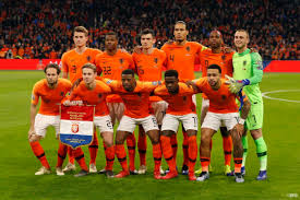 Tot de competities die door het nederlandse voetbal worden gespeeld, behoren de eredivisie nederland, knvb beker, eerste divisie, tweede divisie. Vermoedelijke Opstelling Nederland Tegen Estland Mee Met Oranje