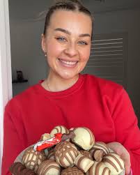 WELCOME💖😍🫶🏻 Thanks for being here 🤪 You definitely follow me for my  food but seeing as there's so many new faces here I thought I'd show the  face behind the all the