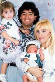 Ayer diego maradona mandó al frente a su ex y madre de sus hijas, claudia villafañe cuando confirmó en radio que está de novia hace varios años.el hombre en cuestión es jorge taiana, un. Dalma La Nueva Lider Del Enrevesado Clan Maradona