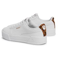 Mit einem paar puma schuhe für damen macht die trägerin stets eine gute figur, denn die beliebte marke bietet eine große auswahl an schönen und sportlichen modellen. Puma Carina Leo Weiss Damen Sneaker Schuhroom De