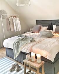 Nur noch 16 auf lager. Als Was Ein Hocker Alles Zu Gebrauchen Ist Hier Wird Der Rustikale Holzhocker Mal Eben Zum Beistellti Rustikale Hocker Bauernhaus Wohnzimmer Schlafzimmer Bett