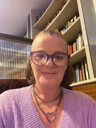 Evening all 🙋🏻‍♀️ I've moved to table 333 The White House Luton if anyone  fancies sending me a drink 😁 sent to a few games previously and a number  of games today