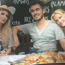 Check spelling or type a new query. Zeta Makrypoylia Mixalhs Xatzhgiannhs Den 8a Pisteyete Poia Pasignwsth Tragoydistria Aytoprota8hke Na Toys Pantrepsei Instyle Gr