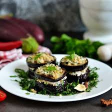Millefeuille D Aubergines Poivron Feta Et Pignon De Pin Recette Aubergine Repas Vegetarien Recettes De Cuisine