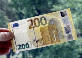 Bancnote se vor mai emite doar până la sfârşitul anului curent, cele vechi sunt scoase din circuit treptat, pentru a nu produce unele instituţii bancare din republica moldova de câteva luni deja nu mai primesc bancnote de 500 de euro, motivând că euro nu este o valută oficială pentru ţara noastră. Bce Pune In CirculaÅ£ie Noile Bancnote De 100 Si 200 De Euro Libertatea
