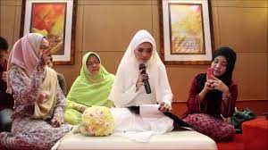 Kegagalan kultural orang bukan melayu, dalam rangka mengikuti cara orang melayu duduk, makan, atau bersalaman pada upacara perkawinan misalnya, adalah karena adat yang mereka gunakan berbeda dengan adat melayu. Adat Perkahwinan Orang Melayu Youtube