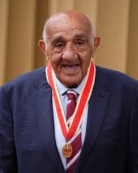 Penblwydd hapus, Billy Boston! The Welsh rugby league legend turns 91 today  🏉🔥 Boston was recently awarded Knight Commander of the Order of the  British Empire (KBE) in June, becoming the first-ever