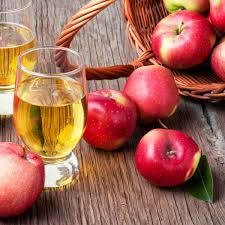 Il est utilisé par certains consommateurs la double fermentation du jus de pomme à la base de ce vinaigre non pasteurisé et la production en petits lots caractérisent ce condiment produit. Vinaigre De Cidre Quels Sont Ses Bienfaits Et Comment L Utiliser Femme Actuelle Le Mag