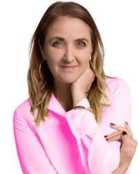 Elizabeth Kwan's Instagram, Twitter & Facebook