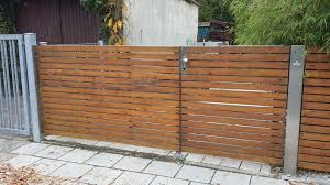 Einfahrtstor Edelstahl Und Holz Dk Schlosserei Muenchen Cu11015 Jpg 1067 600 Einfahrtstor Einfahrt Tor Toreinfahrt