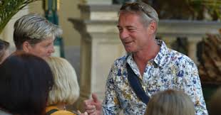 Jiří dvořák i všichni další herci byli při natáčení opravdu v letadle a natáčeli poctivě ve vzduchu vysoko nad zemí. Jiri Dvorak Musel Prerusit Nataceni Dokumentu V Indii Situace Tam Je Opravdu Silena Rekl Herec