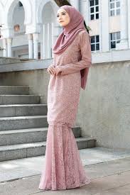 Warna pink dapat memberikan kesan ceria dan tenang pada ruang tamu. Pink Belacan Match