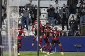 El arquero evita el cuarto gol de flamengo. Yvonrtukhdqmzm