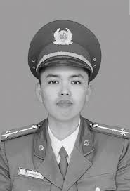 Đồng đội, người thân nghẹn lòng đến viếng, tiễn biệt Thiếu tá Nguyễn Đăng  Khải