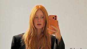 Marina Ruy Barbosa combina peças curingas com sapato verde em couro com efeito crocodilo da Chanel