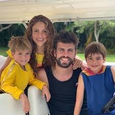 20 Pics Of Celebrity Kids And Their Adorable Siblings Shakira Celebrity Families Shakira Photos