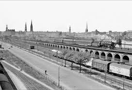 blick vom hafenschuppen auf die pfeilerbahn wo ein mit der baureihe 03 bespannter reiseburosonderzug bestehend u hamburg deutschland hamburg eisenbahnbilder