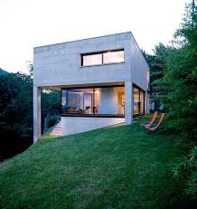 Kleiner Betonkubus Am Hang Sch Ner Wohnen Architektur Haus Haus Architektur Haus Hanglage