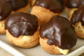 210 g farina, 100 g margarina vegetale, 300 ml acqua, 4 uova, sale. Bigne Al Cioccolato Del Riciclo Natalizio Eatdoo Com