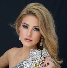 Cassandra Houck's Instagram, Twitter & Facebook