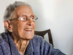 ABUELA Esa sonrisa tatuada en tu memoria. Ese abrazo cálido y compañero.  Esa calma sabia, esos ojos color verde campo, esas manos curtidas de tanto  amasar fideos, refregar la ropa, alimentar a