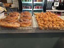 Justin chose the flavors of the first two rows of donuts on the left (boston crème and chocolate marble), while i chose the last two donuts on the right. Country Style Donuts Richmond Restaurant Bewertungen Telefonnummer Fotos Tripadvisor