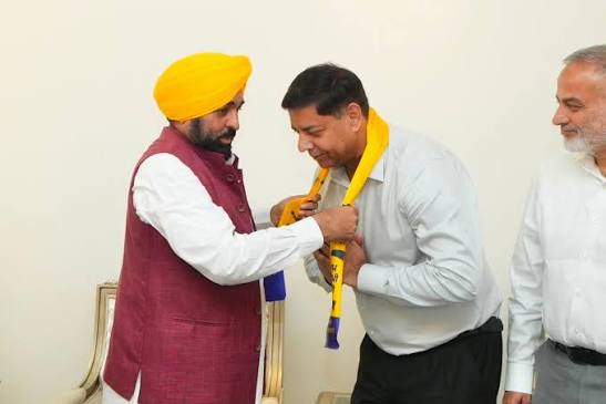 ਮਲੇਰਕੋਟਲਾ ਤੋਂ ਡਾ. ਗੁਲਜ਼ਾਰ ਮੁਹੰਮਦ ਅਤੇ ਤਿੰਨ ਆਜ਼ਾਦ ਜਿੱਤੇ ਕੌਂਸਲਰਾਂ ਨੇ ਫੜਿਆ ਆਮ ਆਦਮੀ ਪਾਰਟੀ ਦਾ ਪੱਲਾ #Ajit #AjitWebTv #DailyAjit #Punjab #PunjabiNews #PunjabNews