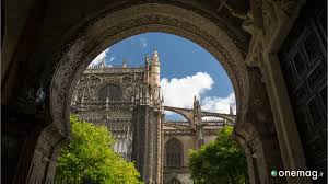 È vietato qualsiasi atto rivendicativo all'interno di tutto il complesso della cattedrale di siviglia. Cattedrale Di Santa Maria Della Sede Di Siviglia Onemag