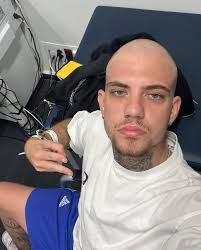 Daniel calvo es Daniel bien. Nos vemos en unas semanas mi gente,  últimamente la cabeza me estaba dando pensamientos feos❤️‍🩹😔 y me van a  ingresar en el hospital 🏥 pero recuerden cuando