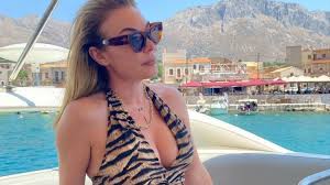 Tatiana stefanidou is a greek former television host and journalist on greek television. H Tatiana Stefanidoy Pozarei Me Leopar Magio Synexizontas Tis Diakopes Ths Celebrities Eidhseis Yupiii Gr