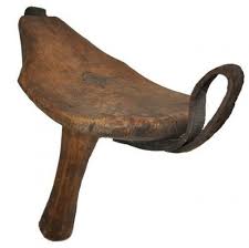 Botte Cul Siege Rustique En Bois Que Les Fermiers Utilisent Surtout Dans Les Vallees Alpines Et Encore Aujourd Hui Qui Permet De Se Deplacer Ma Broca