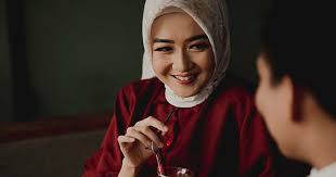 Kenalkan namaku andi aku tinggal di kota x di prov x semua ini berawal dari 3 tahun yang lalu ketika itu aku masih sma.hubungan ku dengan mamaku sangat baik dan bisa dikatakan cukup dekat.tak jarang kami bermain seperti seorang kakak dan adik… atau teman sendiri.papa sendiri jarang pulang ke rumah karena beliau kerja di sebuah perushaan asing yang jauh dari. Tanda Tanda Si Gadis Suka Anda Dalam Diam