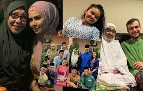 Siri ini boleh didapati melalui penstriman dalam talian di saluran youtube rasmi tv3. Kami Bertemu Kembali Selepas 15 Tahun Wow Diari Ramadan Rafique Is Back Media Hiburan