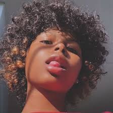 Esqueleto Gigante en Comedia: ¡Momentos Divertidos!