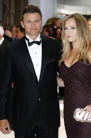 Charlene de monaco, qui fête ses 43 ans ce 25 janvier, avait confié les raisons de son visage si souvent triste, dans les pages du magazine l'occasion aussi de rendre hommage à gareth wittstock, son frère cadet qui l'épaule et la réconforte sur le rocher depuis plus d'une décennie. Die Gastgeber Des Abends Charlene Und Albert Von Monaco Haben Zum Traditionellen Rot Kreuz Ball Geladen Die Schwangere Furstin Zog In Einer Langen Dunkelblauen Robe Die Blicke Auf Sich Und Vor Allem Auf