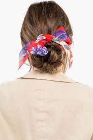 niedriger dutt mit buntem haarband tuch mit blumenmuster sakko in beige braune lange haare haarband frisur lange haare frisur mit band frisuren
