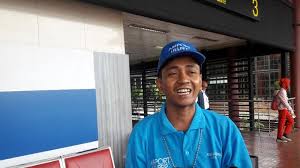 Scopri ricette, idee per la casa, consigli di stile e altre idee da provare. Helper Bandara Soetta Jadi Mendadak Viral Karena Perilakunya Ini Halaman All Warta Kota