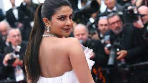 Manohar kishan akhouri, a former congress veteran, and madhu jyotsna akhouri, a former member of bihar legislative assembly. Priyanka Chopra Regisseur Wollte Dass Sie Sich Unters Messer Legt
