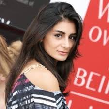 Sérine Akar est la Rédactrice en chef de Mon Vanity Idéal. Avant de  s'installer à Paris, Serine a vécu dans de nombreux pays. Elle commence par  des études de journalisme à l'ESJ