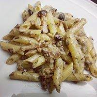 350 g di mezze maniche 2 salsicce ½ bicchiere di vino bianco 100 g fagiolini 2 cucchiai di formaggio pecorino 1 bicchiere di latte burro farina pepe,sale q.b. Ricetta Penne Alla Norcina Ricette Di Cucina Gustosa Ricerca