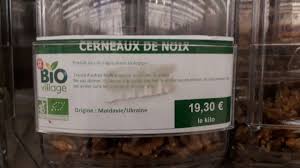 Unii îl vând pe cel din curte, în timp ce alţii fac bani din nucile de pe marginea drumului. Cat CostÄƒ 1 Kg De Miez De NucÄƒ Din Moldova Vandut In FranÈ›a Stiri Md Stiri Md