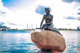 Typisch dänemark ist auch der dannebrog, die dänische. Die Kleine Meerjungfrau Statue Am Ufer Der Langelinie Promenade In Kopenhagen Danemark Lizenzfreie Fotos Bilder Und Stock Fotografie Image 75870647