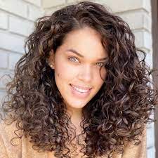 So, here's a simple hairstyle for medium hair that requires less than five minutes but still takes inspiration from that gorgeous look. 32 Best Shoulder Length Curly Hair Cuts Styles In 2021
